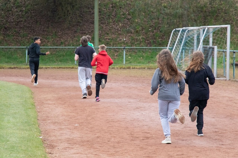 Alle Schülerinnen und Schüler der Sekundarschule nahmen an dem Spendenlauf teil. Bezirksbürgermeister Ludger Schnieder gab am Montagmorgen den Startschuss.