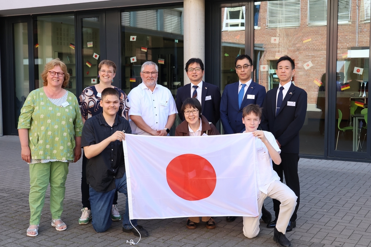 Schon zum zweiten Mal stattete eine japanische Delegation aus der Stadt Nobeoka der Sekundarschule einen Besuch ab, hier zu sehen mit einigen Lehrkräften und Schülern.