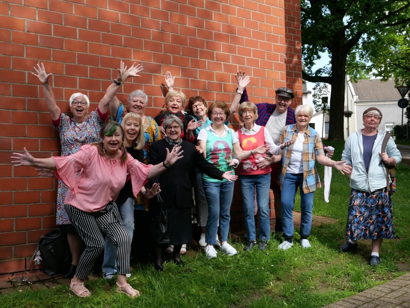 Das Seniorentheater Essen präsentiert in Kirchhellene seine nun fünfte Eigenproduktion: „Was tun, wenn die Rente nicht reicht? Auch ohne Moos viel los.“