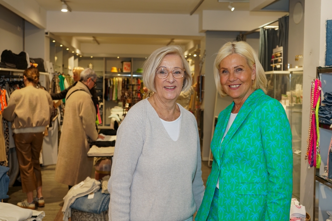 Im Kirchhellener Modegeschäft Life&Style von Marie-Theres Heisterkamp (r.) gibt es Tickets für die Erlebnis-Tour.
