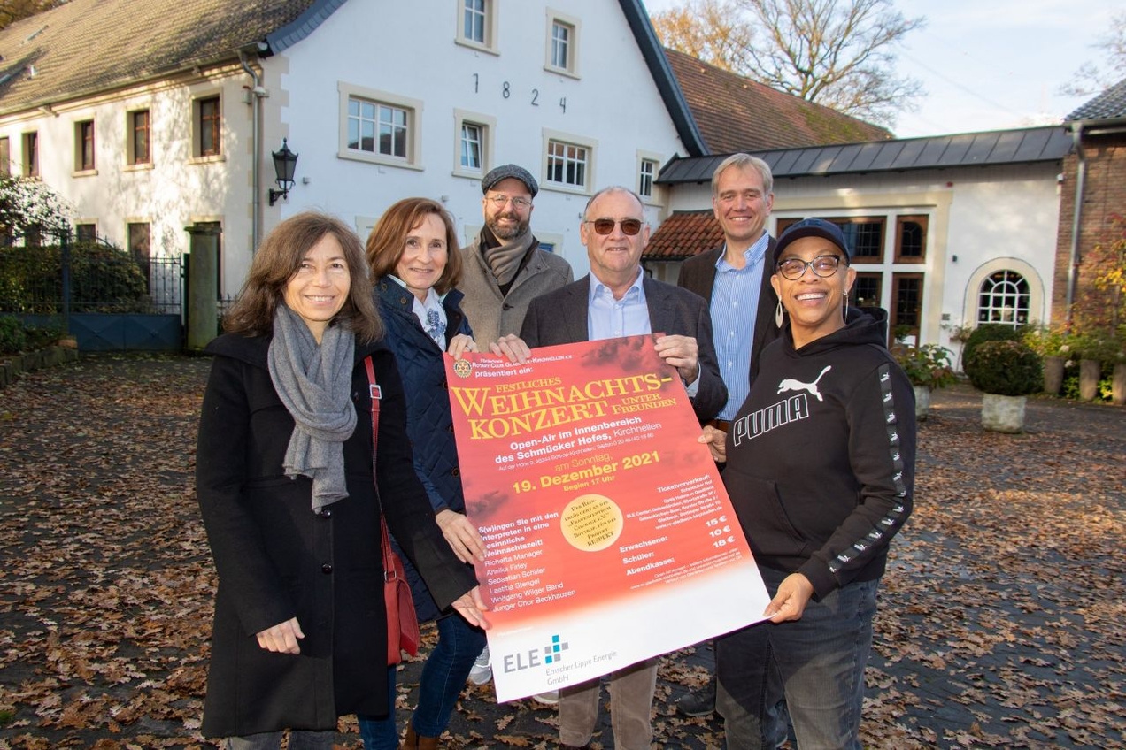 Das Veranstaltungsteam des Rotary Clubs präsentiert mit Wiltrud Evers (l.) vom Frauenzentrum Courage und der Musikerin Richetta Manager (r.) das Plakat für das Weihnachtskonzert.