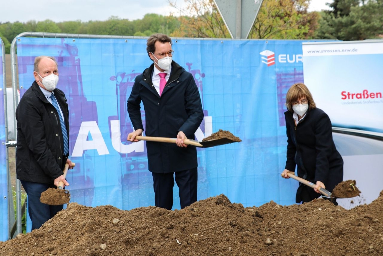 Symbolischer Spatenstich zum Beginn der Bauarbeiten an der L104 in Kirchhhellen.