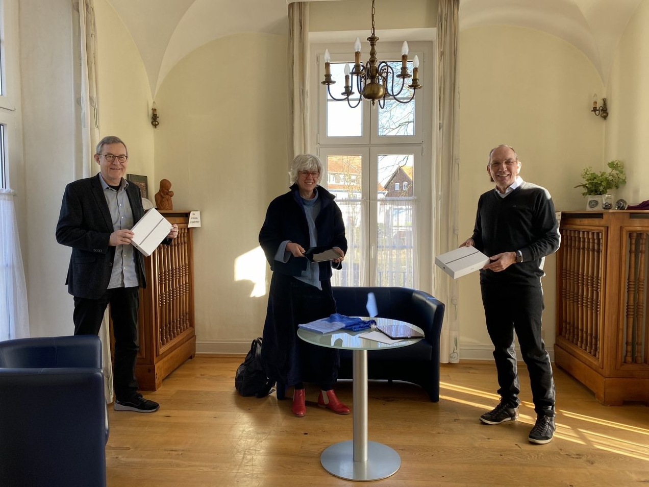 Der Kirchhellener Verein Philipp Neri hat 30 iPads für das Stadtteilbüro in Bottrop-Batenbrock gespendet, um finanziell schwache Familien mit digitalen Endgeräten zu unterstützen.