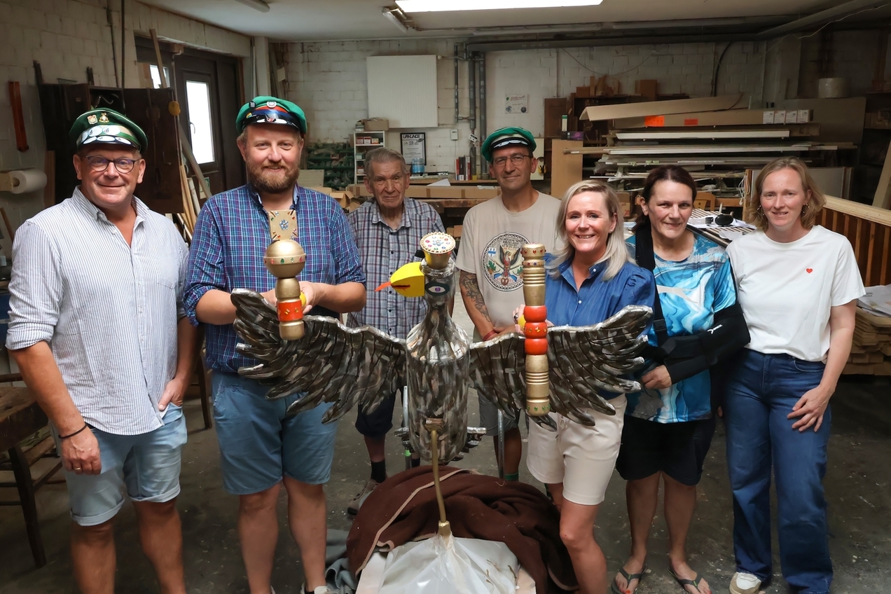 Die Kirchhellener Schützenmajestäten bestaunen den Vogel, den die Tischlerfamilie Bellendorf mit viel Herzblut angefertigt hat.