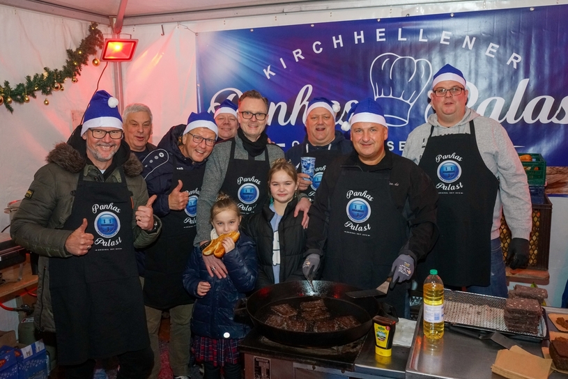 Das Team von kirchhellen.de war ebenfalls jedes Jahr in einem Stand auf dem Wintertreff vertreten und hat Panhas für die Kirchhellener gebraten.