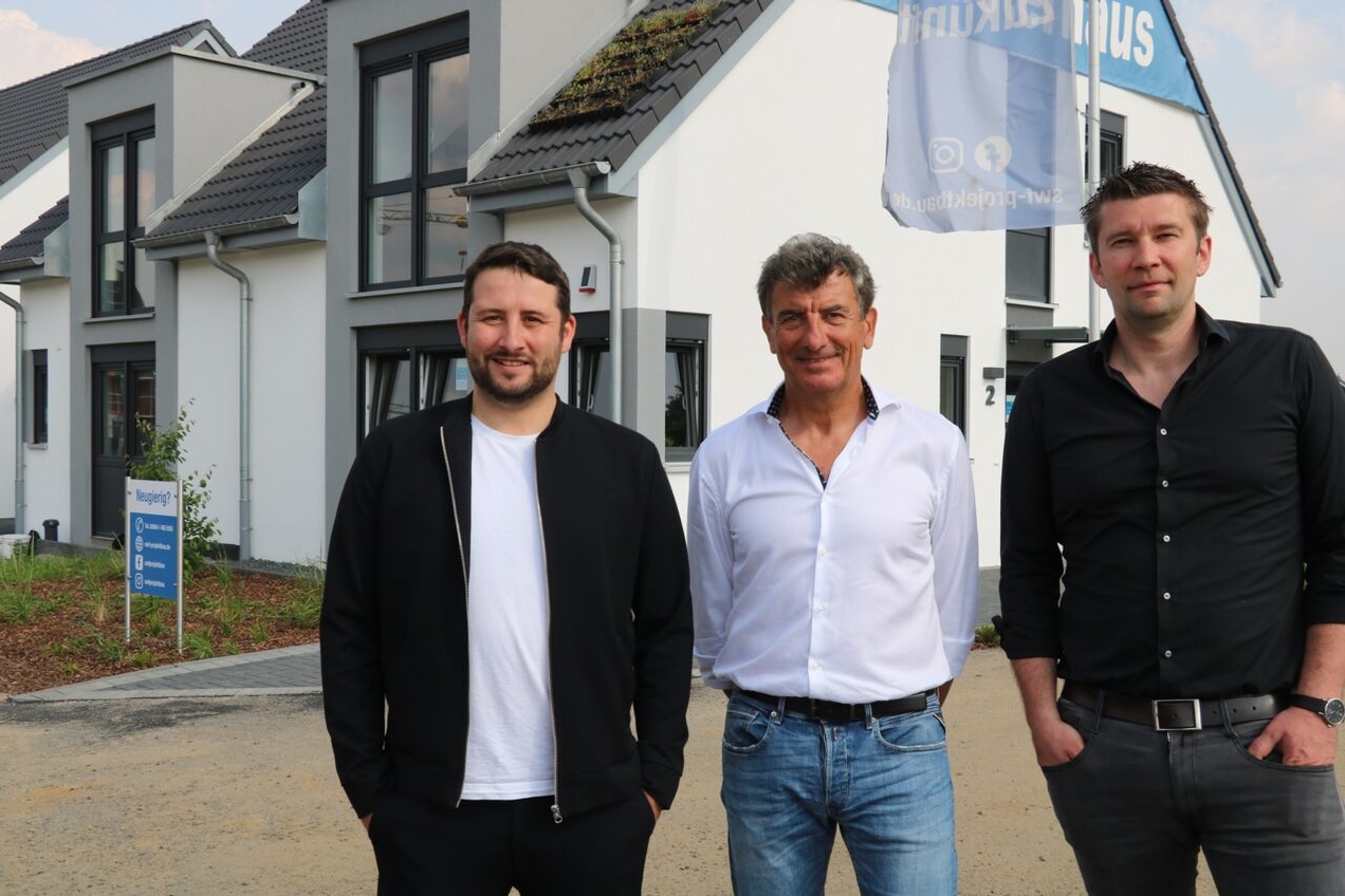 Prokurist Felix Spitzer, Geschäftsführer Georg Spitzer sowie Vertriebsleiter Matthias Sommer bei der SWF Projektbau freuen sich, endlich interessierten Käufern das Musterhaus vorstellen zu können.
