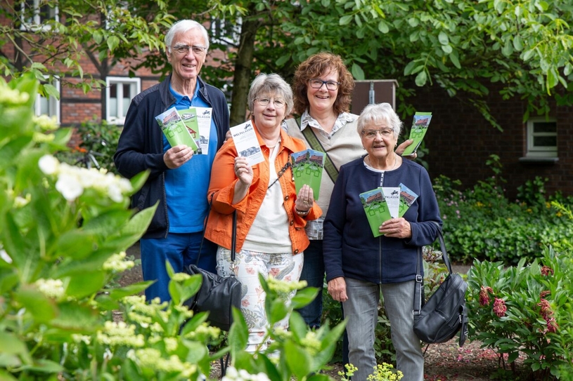 Hermann Reinbold, Agnes Grewer, Gaby Westhoven und Monika Pulham vom Bürgerverein Hof Jünger präsentieren das Programm für das zweite Halbjahr.