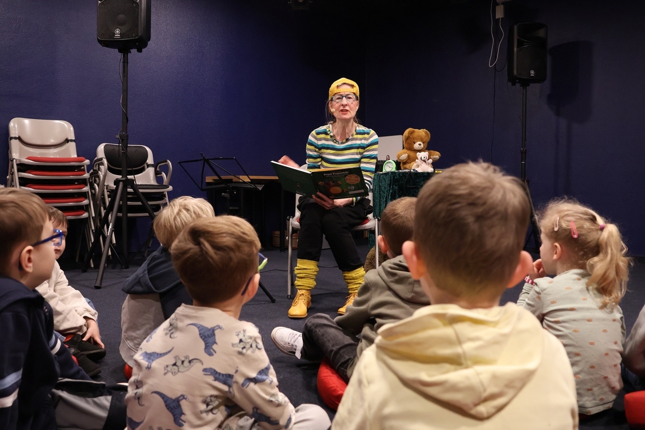 Karin Zimny, bekannt als Klara Zimtschnecke, präsentierte ihr buntes Mitmach-Programm zu ihrem Kinderbuch „Pepe Pupsebär“ in Kirchhellen.