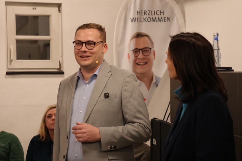 Oberbürgermeister Matthias Buschfeld stellte sich am Donnerstagabend (22.1.2026) den Fragen der Kirchhellener. Moderiert wurde das Ganze von Stadtsprecherin Jeanette Kuhn.