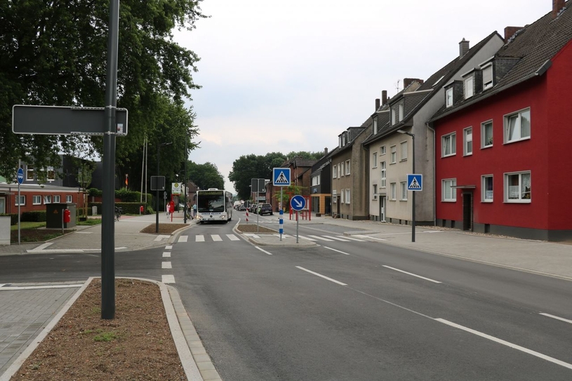 An dieser besagten Stelle der Schneiderstraße befindet sich kein Radweg, da der Schulverkehr und die Enge der Straße keine Möglichkeit dazu bieten.
