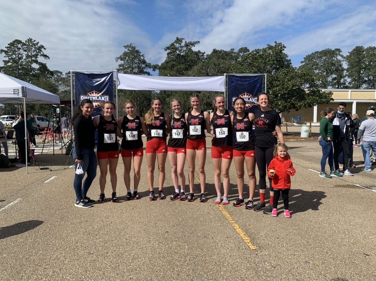 Lara Reifers (mit der Nr. 152) mit ihrem Leichtathletik Team der Nicholls State University bei einem Wettkampf in den USA.