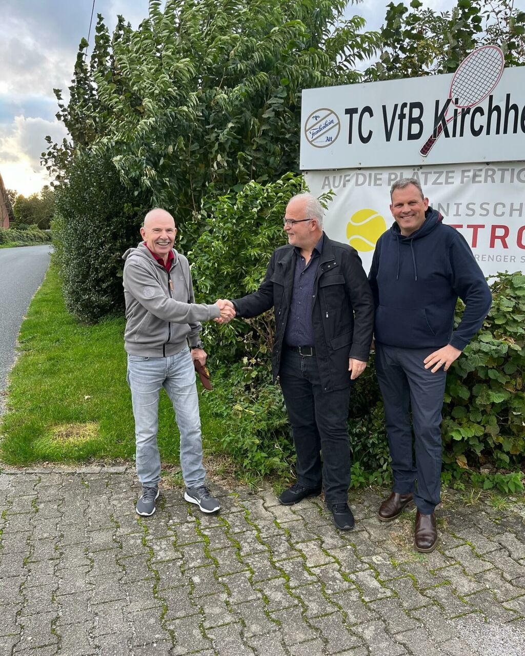 TC VfB-Geschäftsführer Peter Imberg (l.) und Schatzmeister Markus Herber (r.) gratulieren dem neuen Pächter der Vereinsgaststätte Azad Asad Mohamad (M.) und hoffen auf ein erfolgreiches Konzept.