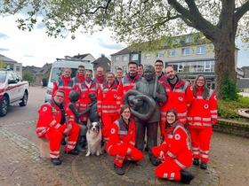 Das DRK-Team aus Kirchhellen steht an der Brezelfamilie auf dem Johann-Breuker-Platz.