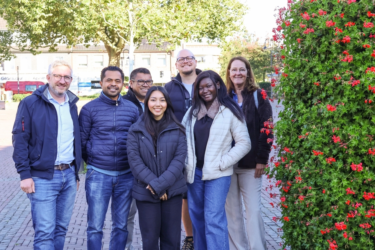 Das Team des Jugend-Klosters und Bezirksbürgermeister Hendrik Dierichs stehen auf dem Kirchhellener Marktplatz.