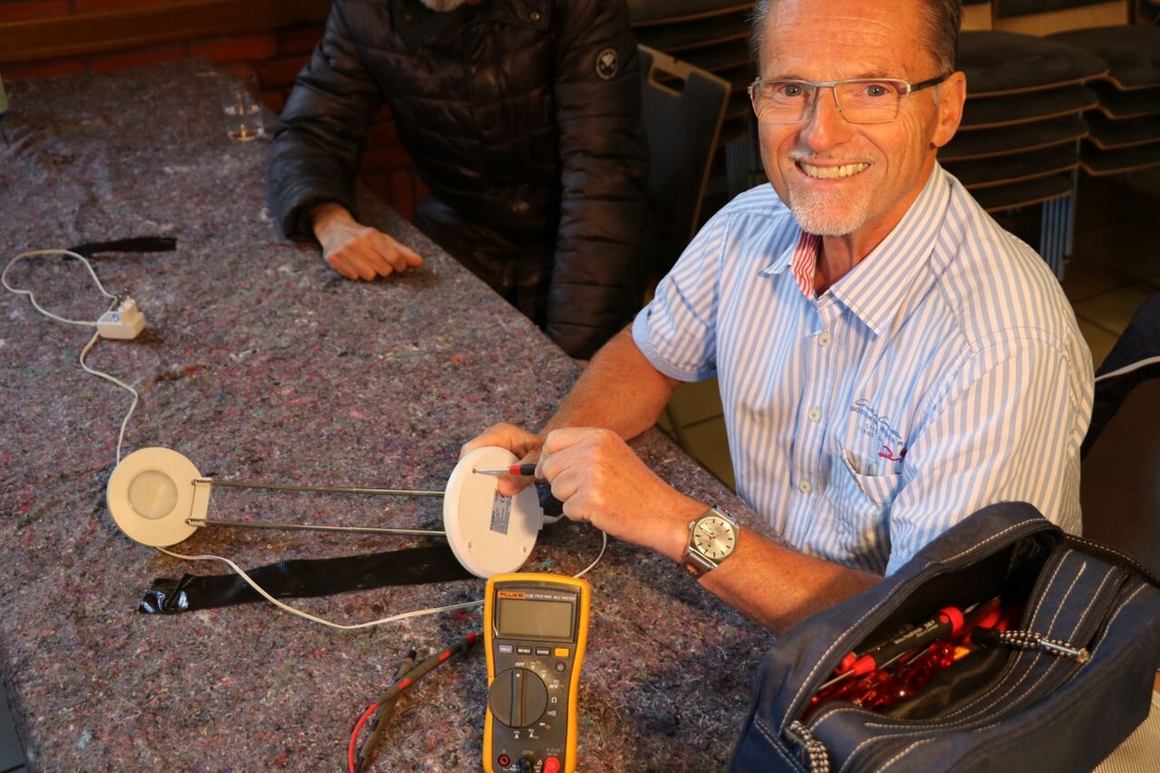 Für Initiativen und Projekte wie zum Beispiel das in Grafenwald bestehende Repair-Café können Anträge eingereicht werden. Elektrotechniker Joachim Steeger bietet hier seine fachkundige Hilfe an.