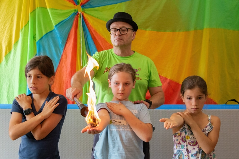 Junge Fakire lernen, keine Angst vor den Flammen zu haben. Dazu gehören auch Mut und Vertrauen.