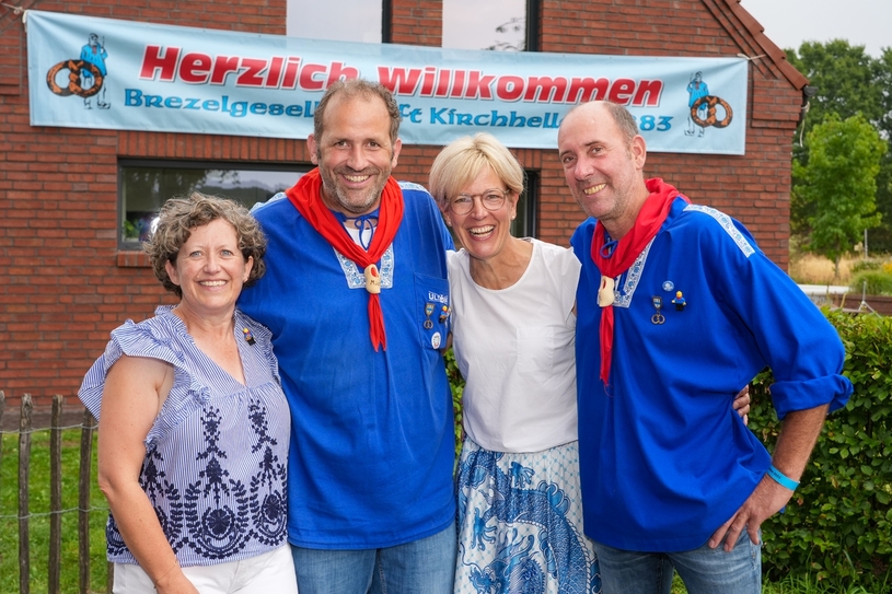 Das Brezelkönigspaar (M.) sowie Lieblichkeit und Prinzgemahl empfingen die Brezelbrüder zur dritten Versammlung vor dem großen Fest am 8. September.