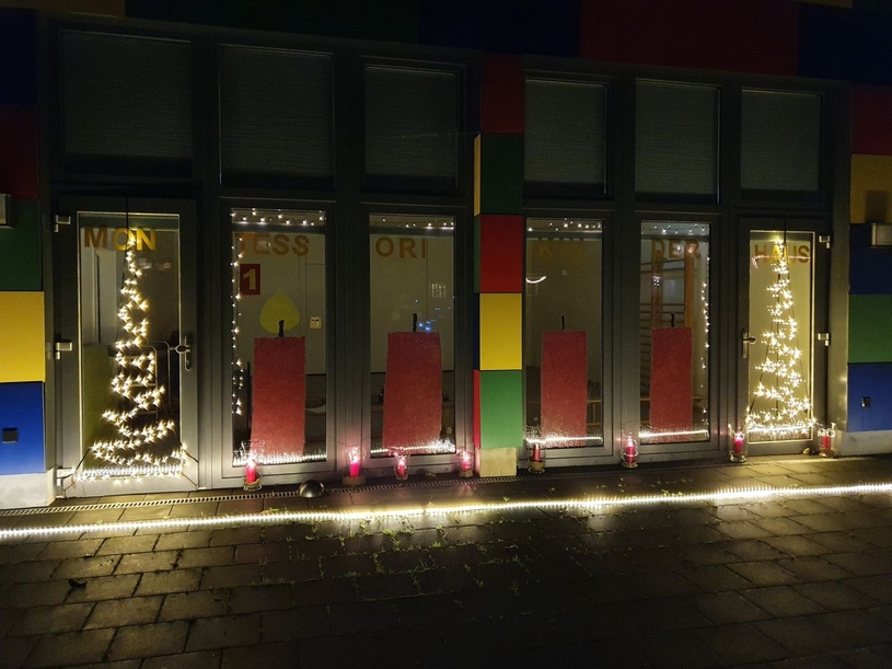 Der Montessori-Kindergarten hat am 1. Dezember den begehbaren Adventskalender eröffnet. Trotz Regenwetters war die Stimmung besinnlich und fröhlich.
