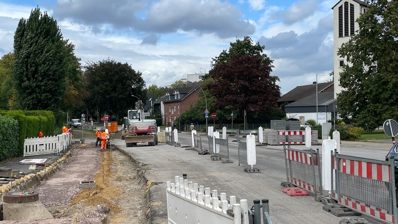 Noch sieht der Kirchhellener Ring nach viel Arbeit aus. Doch schon im November soll die Baumaßnahme abgeschlossen sein, sagt die Stadt Bottrop.