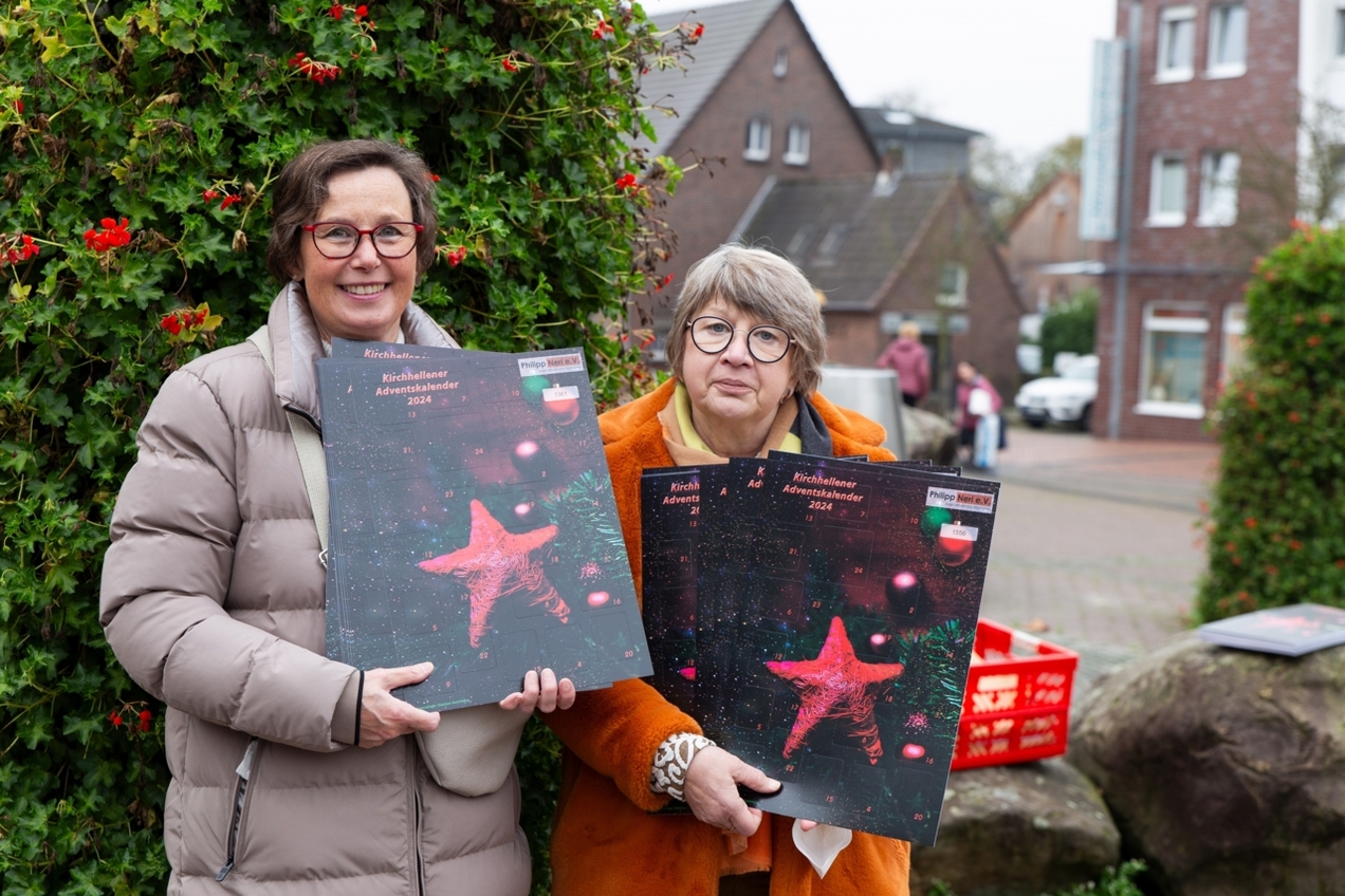 Das Adventskalender-Team freut sich über zahlreiche Verkäufe am ersten Tag auf dem Wochenmarkt.