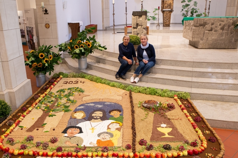 Landfrau Elisabeth Jünger und Küsterin Renate Schönsee präsentieren den diesjährigen Früchteteppich zum Erntedankfest.
