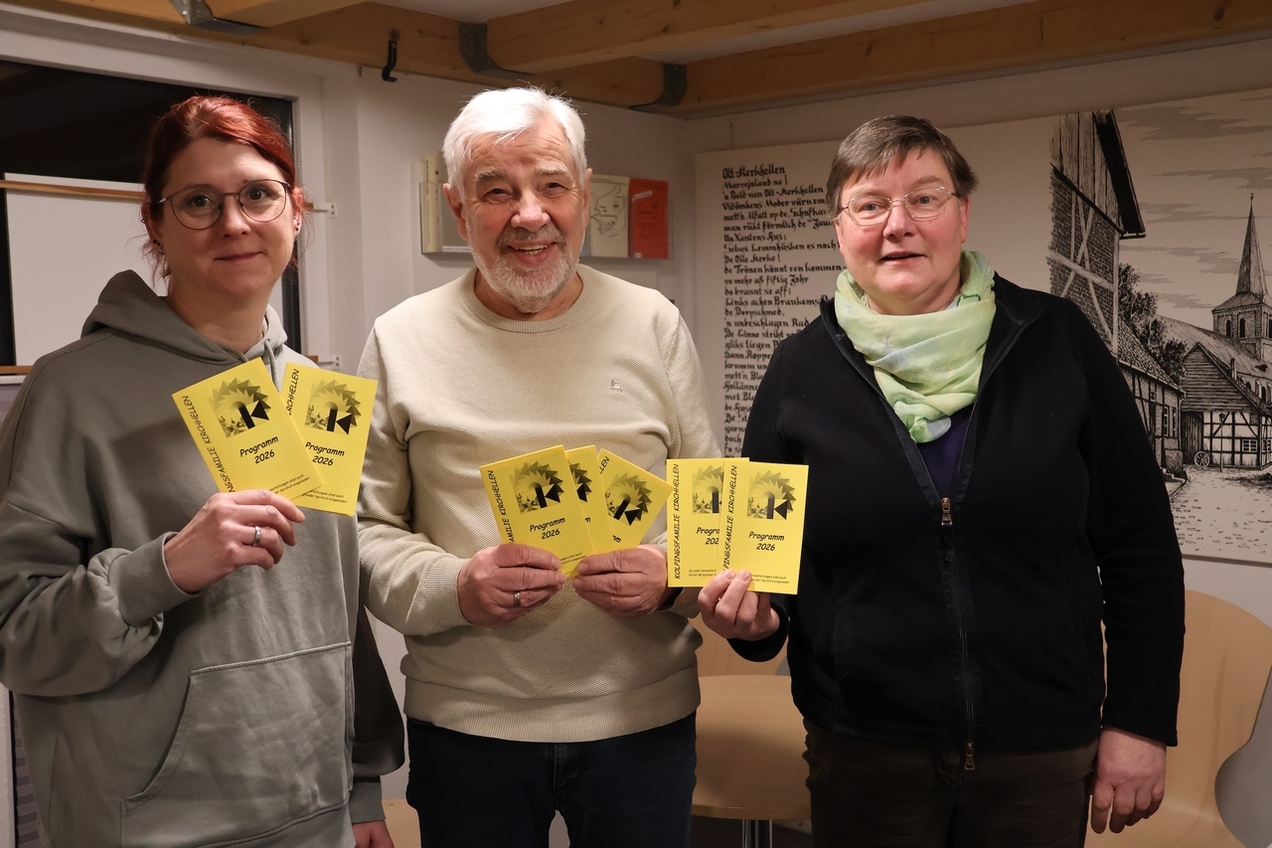 Johanna Stumpf, Manfred Samlowski und Ulla Dickmann aus dem Kirchhellener Kolpingvorstand stellen das neue Programm vor.