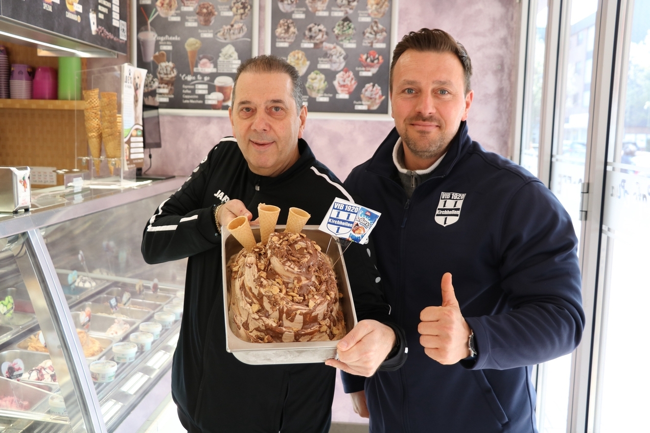 Paolo Fini, Inhaber des Eiscafé Pisa, und VfB-Sprecher Marco Samland präsentieren das neue VfB-Eis.