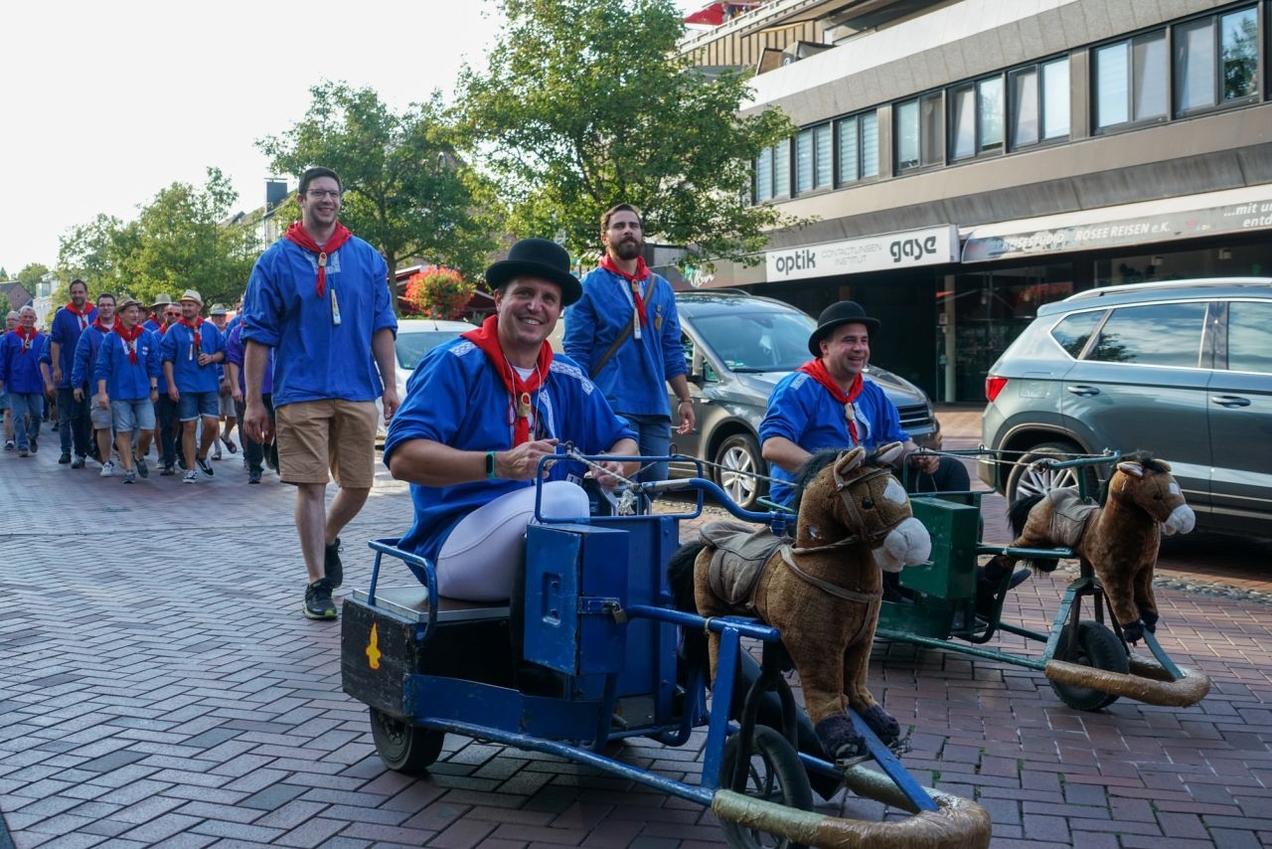 Beim Marsch durch das Dorf genossen die Brezelbrüder die volle Aufmerksamkeit der Kirchhellener.
