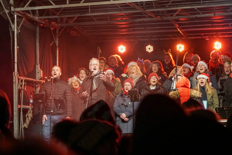 Zahlreiche Stimmen sorgten auf der Bühne auf dem Schmücker Hof für weihnachtliche Klänge und eine besinnliche Stimmung.