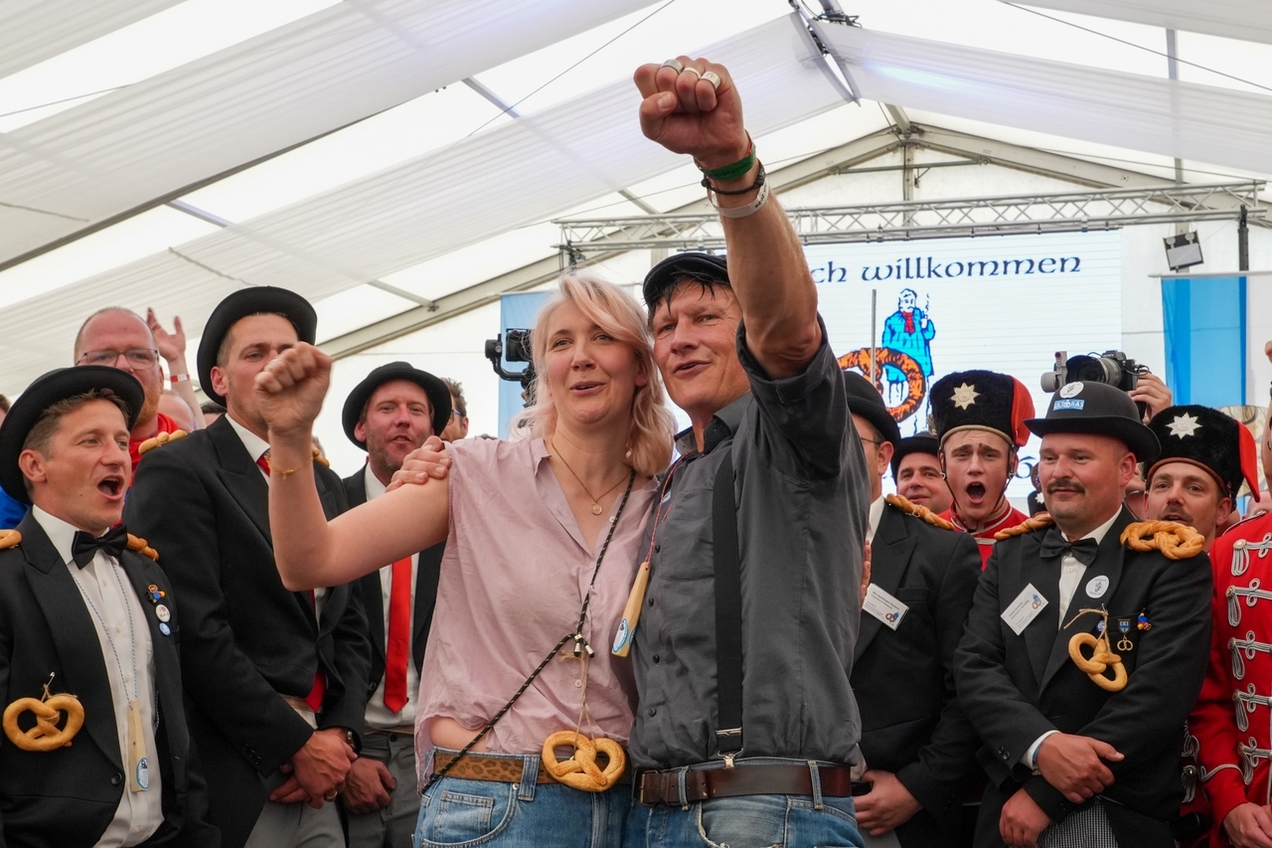 Olli Grimm erwählt Pia Jandewerth als seine Brezelkönigin.