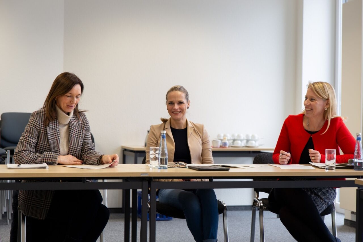 Stadtsprecherin Jeanette Kuhn, Sozialdezernentin Karen Alexius-Eifert und Nadine Granow-Keysers vom Fachbereich für Schule und Kindertagesbetreuung stellten die Planungen für das Kitajahr 2024 vor.