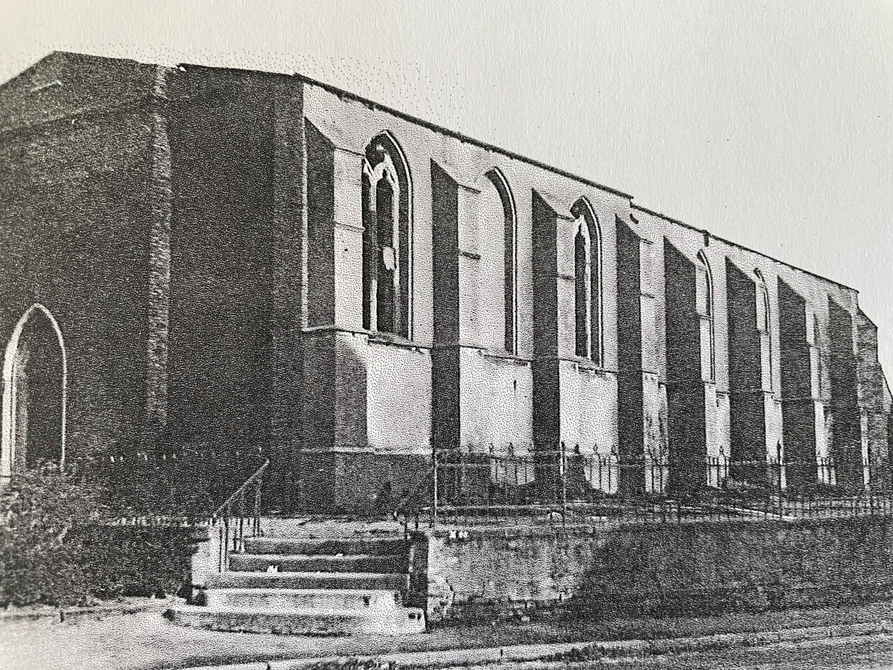 Kirchen waren früher nach Osten ausgerichtet. Deshalb befand sich der Haupteingang der alten Kirche an der Westseite.