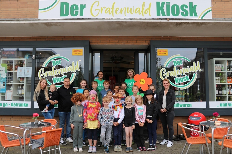 Passend in Schale geschmissen bedankten sich die Grafenwälder Grundschulkinder bei Timo Schubert und seiner Partnerin Lisa Vervuurt 
