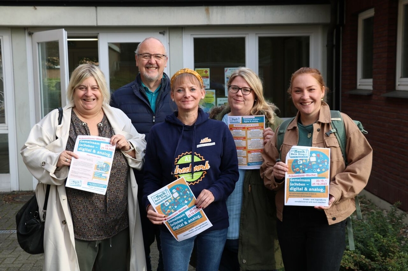 Cornelia Hoppe-Wolthaus, Konrektorin der Grundschule Grafenwald, Werner Koschinski Präventionsbeauftragter der Gemeinde Hl. Familie, Streetworkerin Silke Margowski, Anne Blome von der OGS Grafenwald und Britta Vollnhals vom Freiraum Grafenwald stellten da