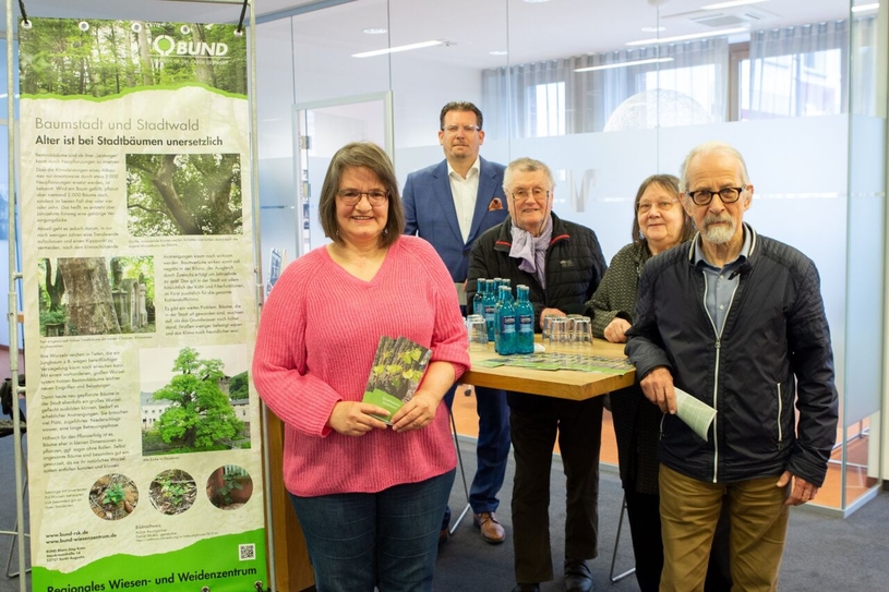 Pünktlich zum „Tag des Baumes“ wurde die Ausstellung im Foyer der Vereinten Volksbank im Beisein einiger BUND-Vertreter sowie dem Volksbank-Vorstandsmitglied Martin Wissing eröffnet.