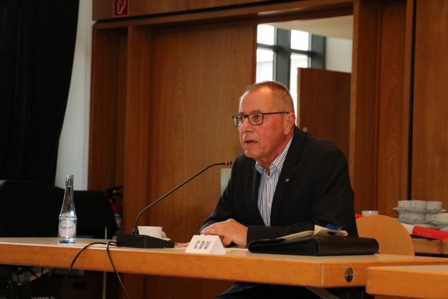 Bezirksbürgermeister Ludger Schnieder bei der konstituierenden Sitzung der Bezirksvertretung.