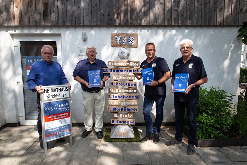 Willi Stein und Peter Pawliczek vom Heimatverein mit dem VfB-Vorsitzenden Georg Garz und Werner Stappert vor dem Eingang der Ausstellung.