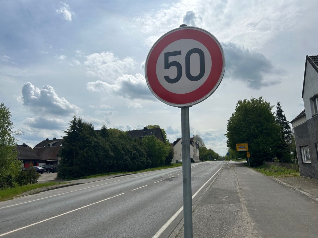 Problemstelle Allee Straße / Dinslakener Straße: Geschwindigkeit angepasst