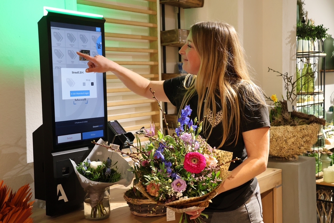 Floristin Petra Timmerhaus hat sich für ihr Blumengeschäft Blütenzauber an der Hauptstraße 33 einen digitalen Bezahlautomaten angeschafft.