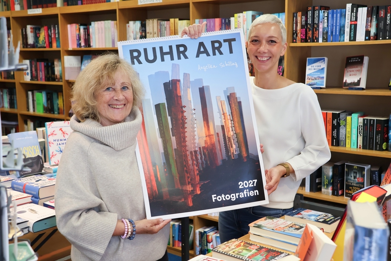 Karen Hecher (r.) und Künstlerin Angelika Schilling präsentieren Schillings Kalender.