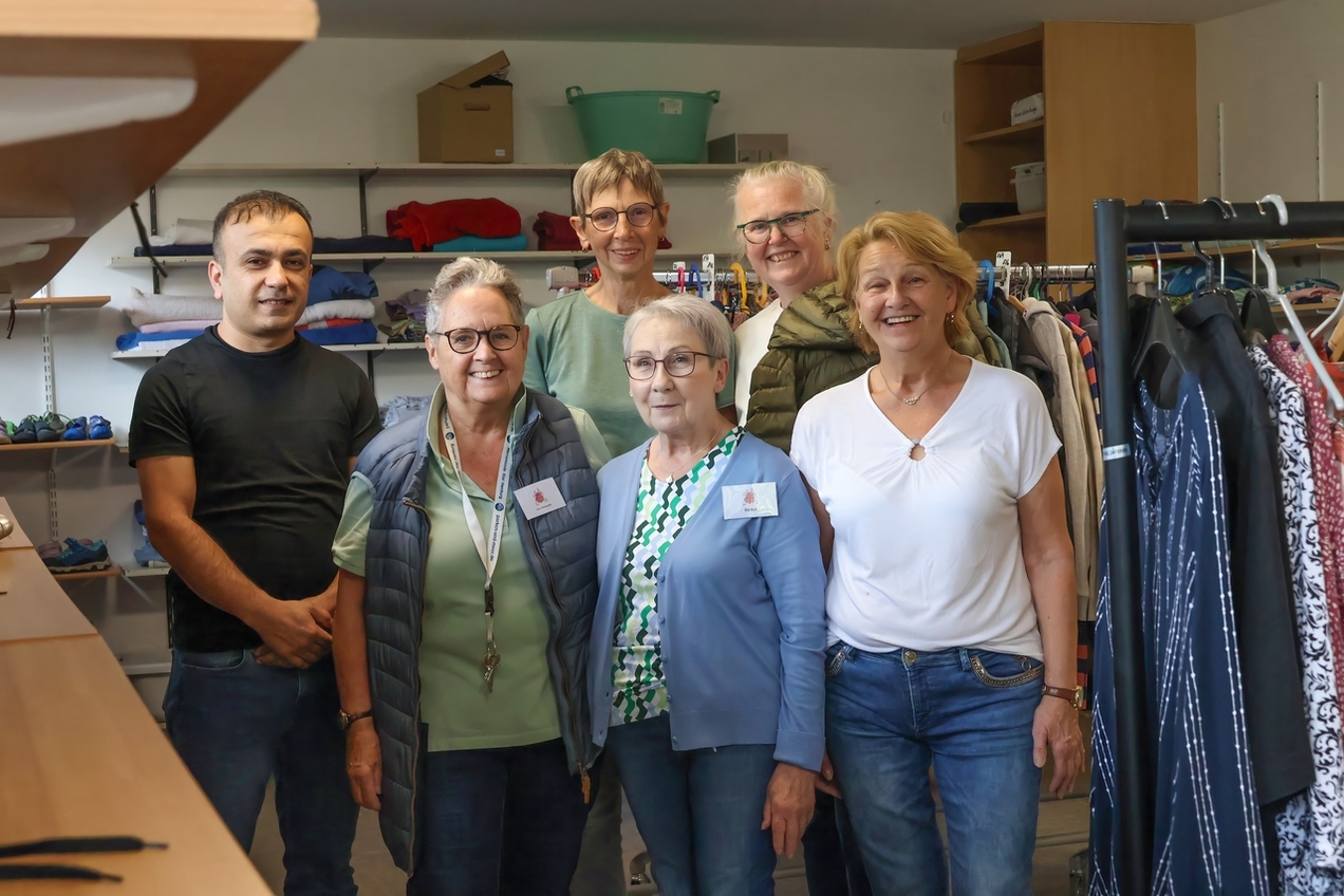 Die Ehrenamtlichen in der Caritas-Kleiderstube freuen sich über gut erhaltene Spenden.