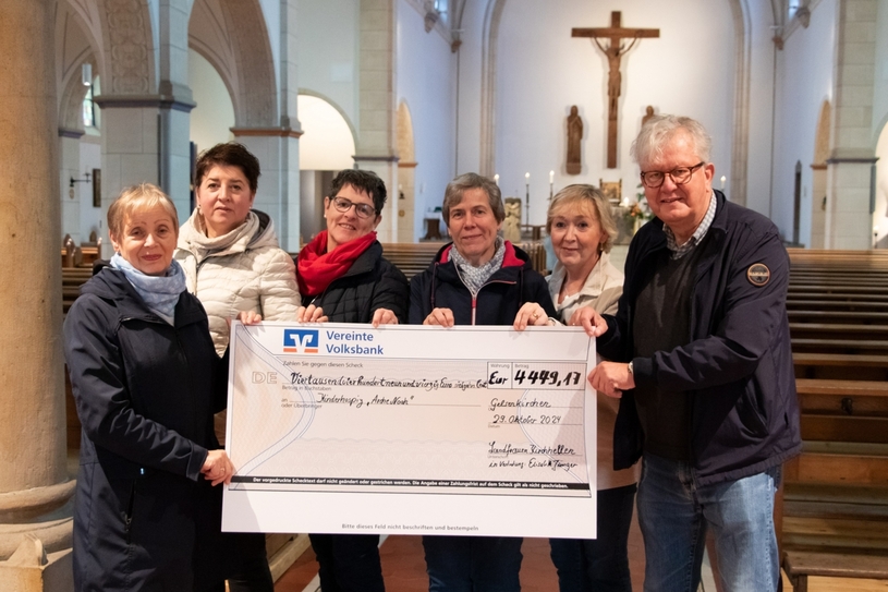 Die Kirchhellener Landfrauen übergaben den Spendenscheck an Wolfgang Heinberg, der stellvertretend für das Kinderhospiz vor Ort war.