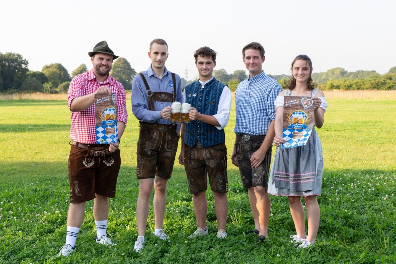 André Stappert, Paul Diericks, Tim Schabbach sowie Luis und Prisca Kalde vom VfB und der Landjugend freuen sich auf das Fest.