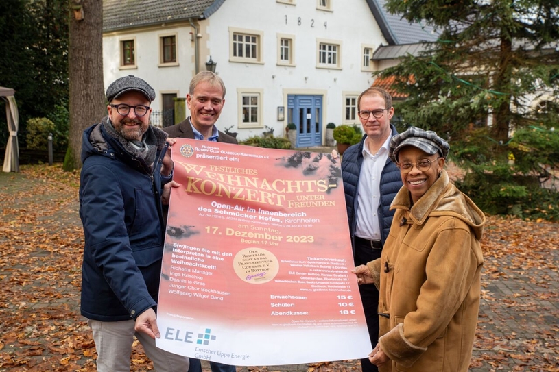 Die Veranstalter Matthias Alt, Eberhard Schmücker, Frank Veenhues und Richetta Manager freuen sich auf das weihnachtliche Konzert auf dem Schmücker Hof.