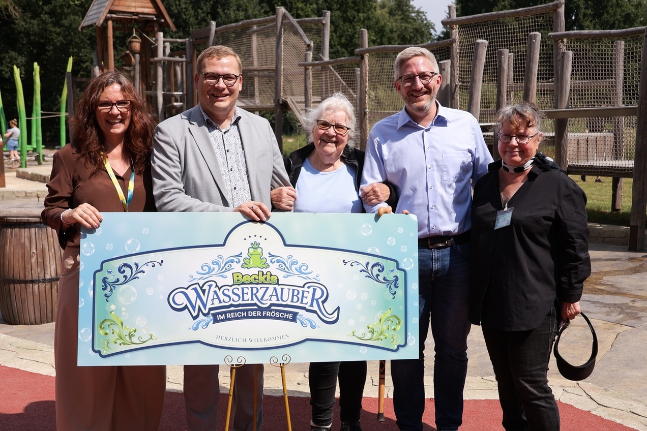 Katharina Graveland-Kuchenbäcker, Oberbürgermeister Matthias Buschfeld, Renate Kuchenbäcker, Bezirksbürgermeister Hendrik Dierichs und Carla Kuchebäcker (v.l.) freuen sich, dass der Wasserspielplatz endlich eröffnen konnte.