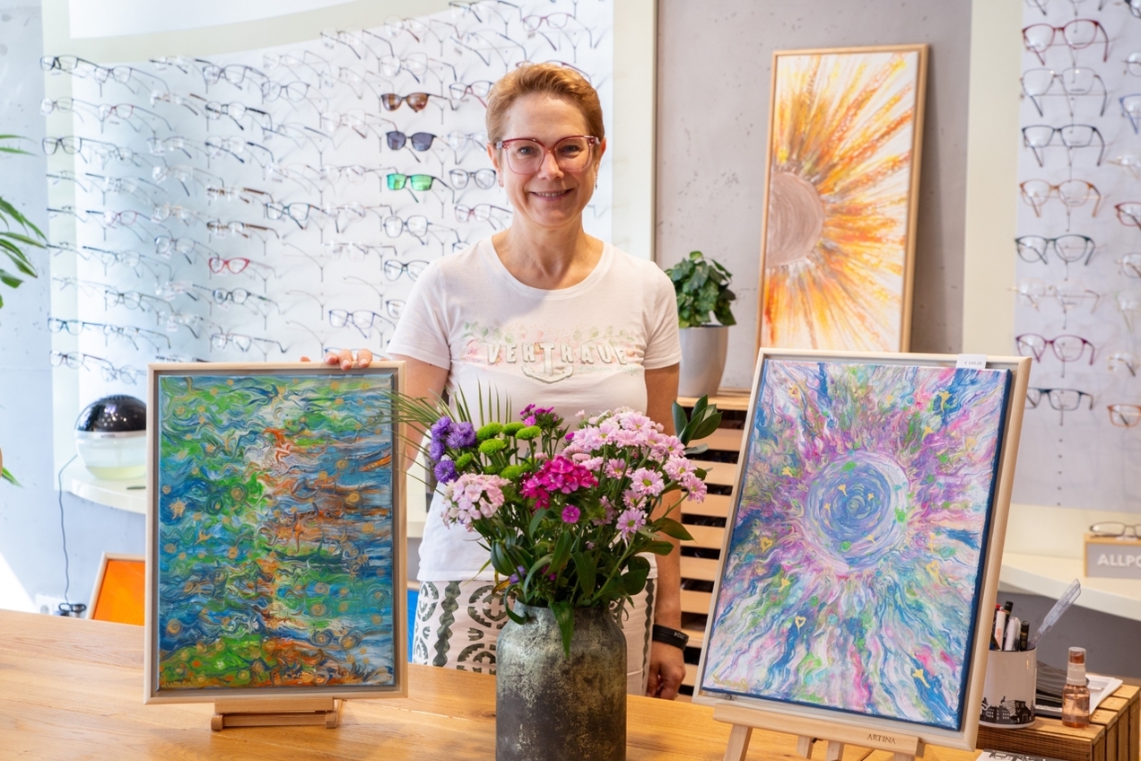 Die Optikerin Susanne Krüskemper möchte in ihrem Brillenfachgeschäft für Gemeinschaft und Begegnung sorgen. Aktuell präsentiert sie Werke von der Künstlerin Monika Ziegelhöfer.