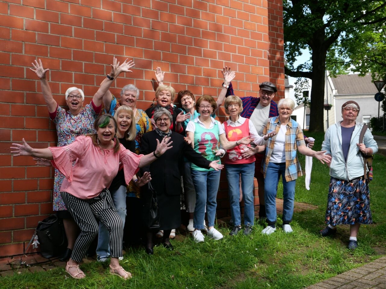Das Seniorentheater Essen präsentiert in Kirchhellene seine nun fünfte Eigenproduktion: „Was tun, wenn die Rente nicht reicht? Auch ohne Moos viel los.“