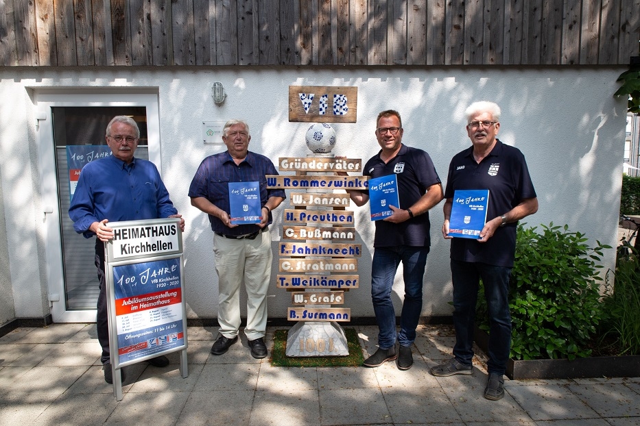 Willi Stein und Peter Pawliczek vom Heimatverein mit dem VfB-Vorsitzenden Georg Garz und Werner Stappert vor dem Eingang der Ausstellung.