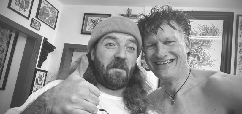 Der Kirchhellener Tätowierer Sebastian „Nobby“ Schürger hat den Brezelbruder auf Brezelkönig Oliver Grimms Haut verewigt.