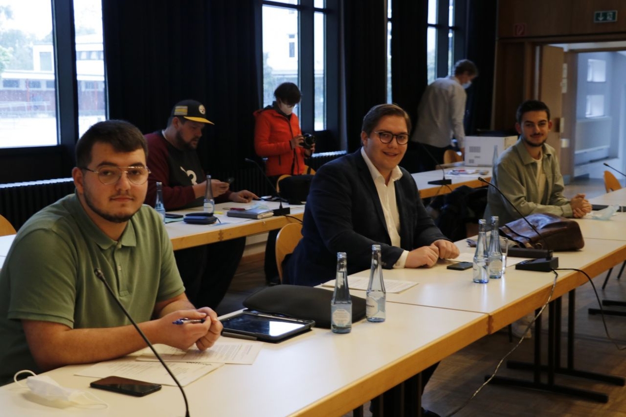 Die Sprecher des Jugendparlaments Gwan Suliman und Max Fockenberg sowie Ardijan Sadiku (v.l.) bei der Moderation des Jugendparlaments in der Aula der Hauptschule Welheim.